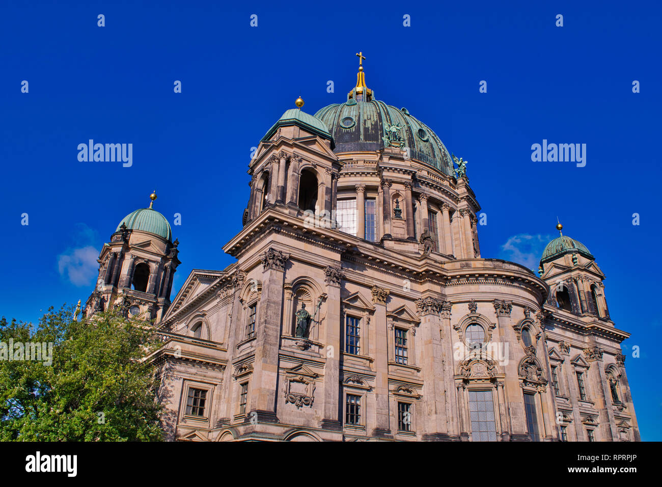 Berliner Dom, Deutschland blue sky und Laub. Stockfoto