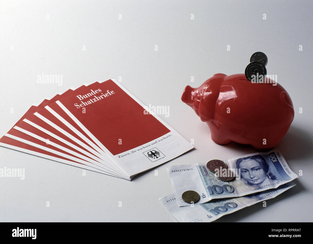 SPARSCHWEIN und D-MARK, Bundesschatzbriefe Bundesschatzbriefe/Überschrift: Stockfoto