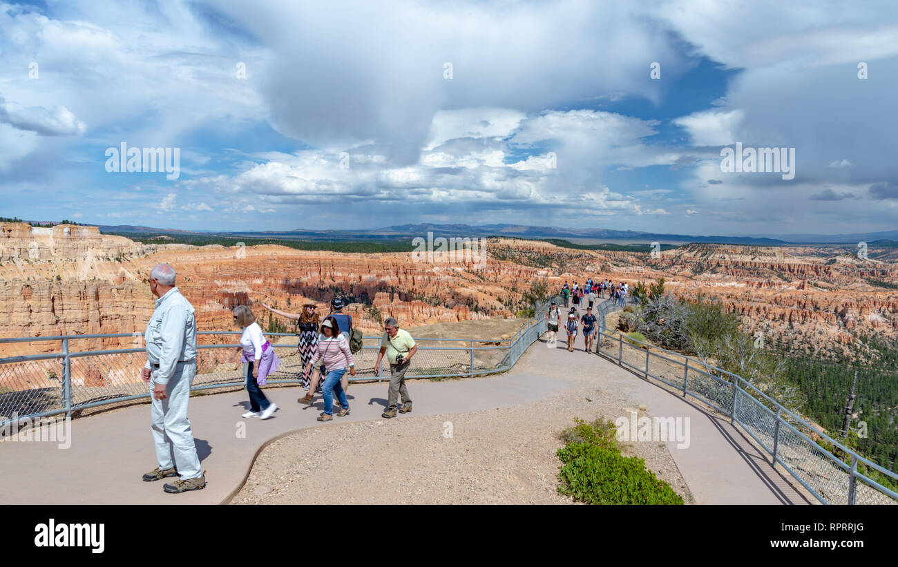 Besucher im Amphitheater, Bryce Point, Bryce Canyon National Park, Utah, United States Stockfoto