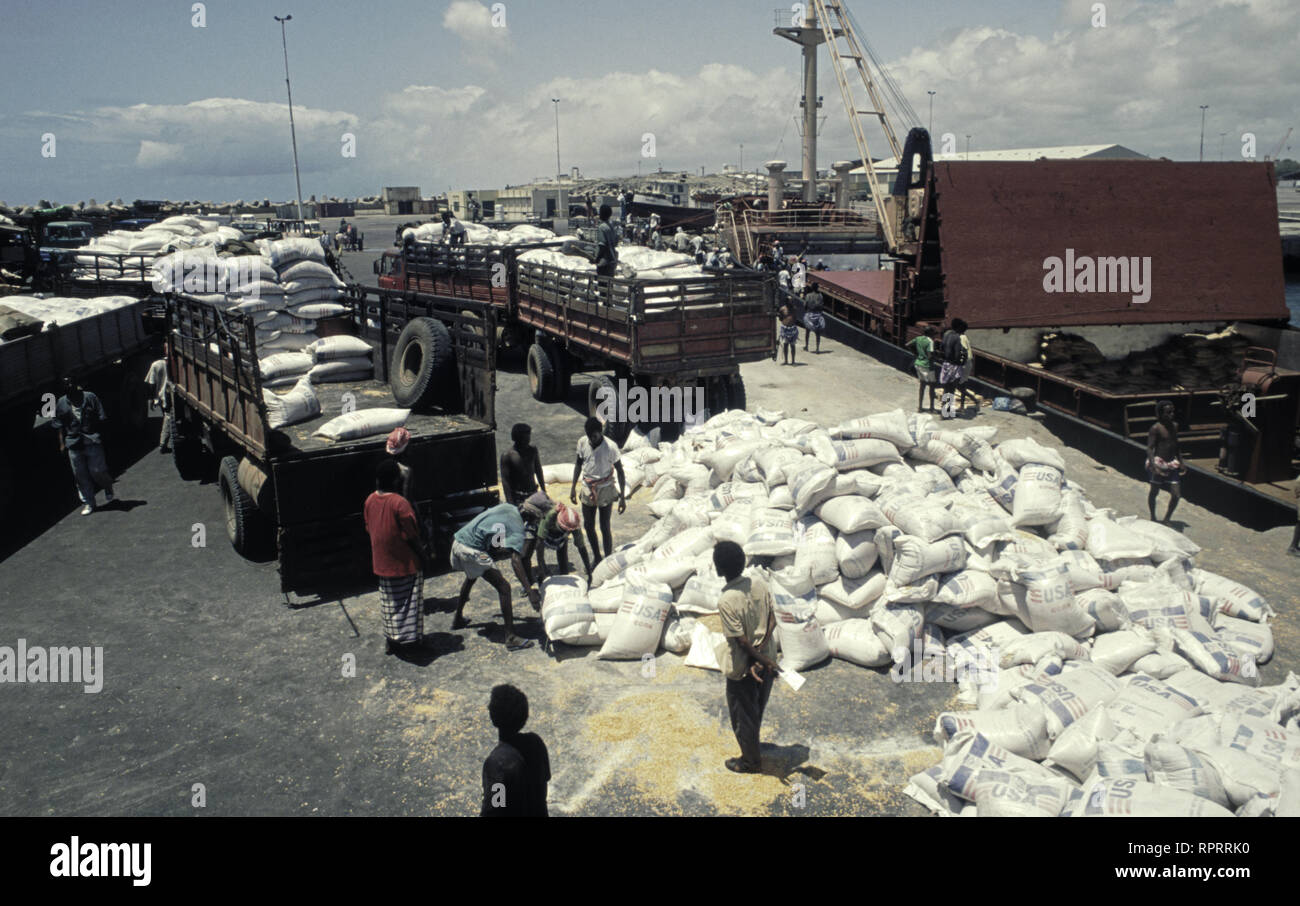 17. Oktober 1993 Säcke von USA Mais von einem Schiff und auf Lkw im Neuen Hafen Mogadischu in Somalia entladen wird. Stockfoto