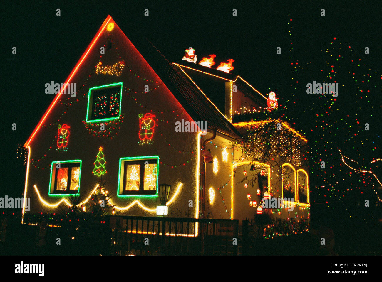 Weihnachtsdekoration 1963 ein Haus in der Segefelder Straße, Berlin-Spandau/Überschrift: BERLIN Stockfoto