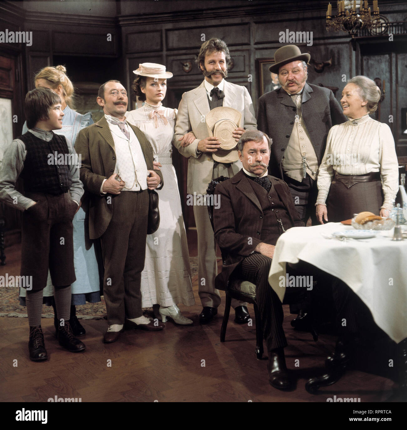 Komödienstadl-DER ALTE FEINSCHMECKER/Schwank von Ludwig Thoma / Kurt Wilhelm Szene mit STEFAN SICHLINGER, EVA EICHNER, Heinz Schubert, ULRIKE LUDERER, GERHART LIPPERT, Toni Berger (sitzend), GUSTL BAYRHAMMER und ERNI SINGERL. 33691/Überschrift: DER ALTE FEINSCHMECKER Stockfoto