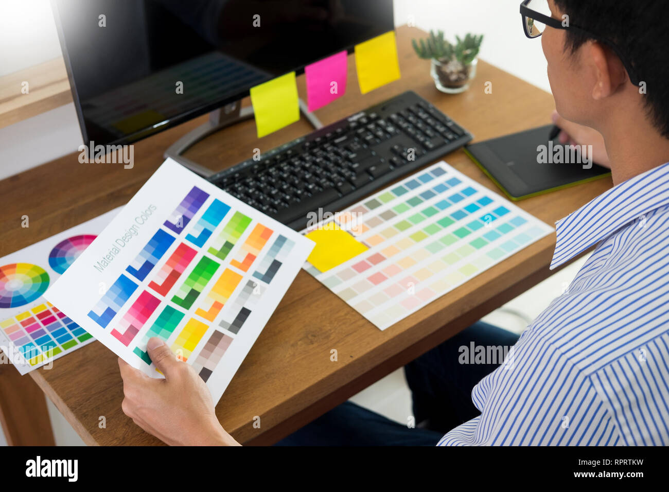 Designer Bei Der Arbeit Skizzen Ein Neues Projekt Auf Grafik Tablett Und Farbpalette Am Schreibtisch Sitzend Mit Computer Im Studio Oder Im Buro Stockfotografie Alamy