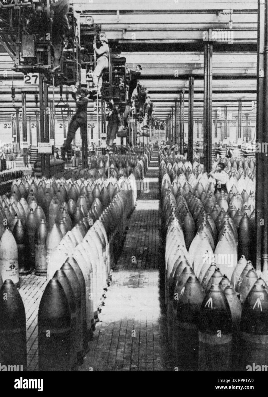 Frauen bei der Arbeit während des Ersten Weltkriegs, Juli 1917. Munitionsproduktion, Chilwell, Nottinghamshire, England, Juli 1917. „Crane Girls“ bei der Arbeit in der National Filling Factory, Chilwell. Munitionettes waren britische Frauen, die während des Ersten Weltkriegs in Munitionfabriken beschäftigt waren. Stockfoto