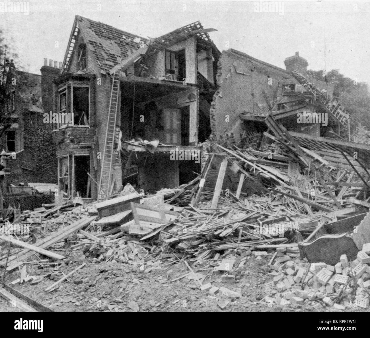 Ein süd-westlichen Stadtteil von London nach einem Zeppelin-Raid. Die Kampagne gegen England begann im Januar 1915 mit Luftschiffen. Ab dann bis zum Ende des Ersten Weltkrieges die deutsche Marine und Armee Luftstreitkräfte über 50 Bombenangriffe auf das Vereinigte Königreich montiert. Stockfoto