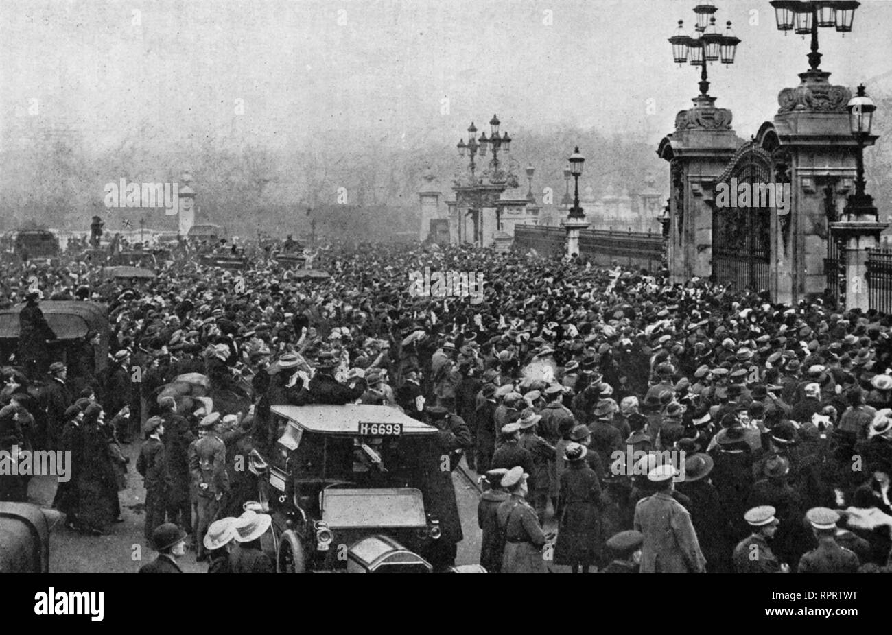 Die Außenseite der Buckingham Palace am Armistice Day gekräht, 11. November 1918. Die erste offizielle Armistice Day Veranstaltungen auf dem Gelände des Buckingham Palace am Morgen des 11. November 1919 abgehalten wurden. Stockfoto