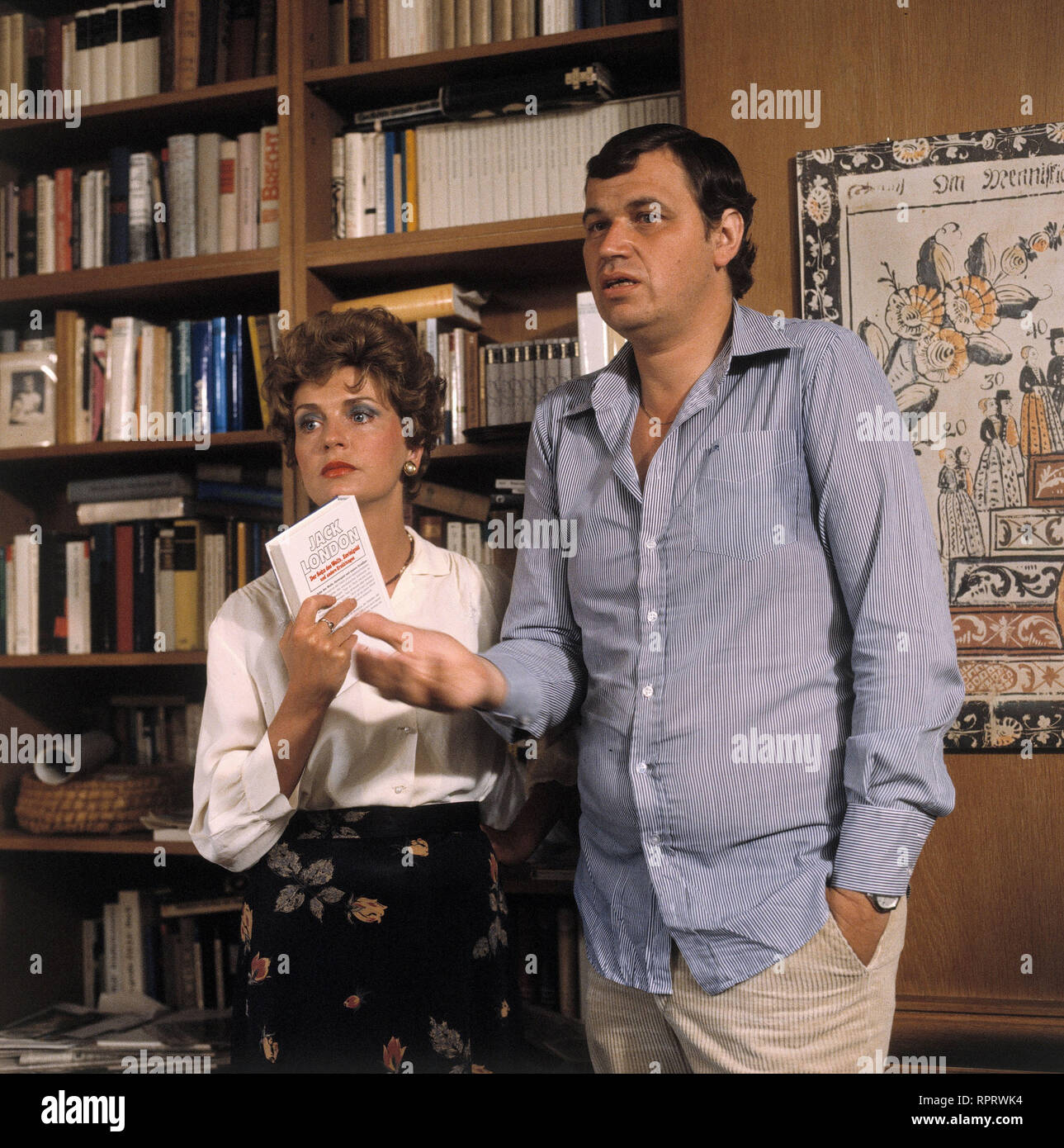 FAST WIA IM RICHTIGEN LEBEN/Humoresken von und mit Gerhard Polt BRD 1982 / Hanns Christian Müller Szene: GISELA SCHNEEBERGER und Gerhard Polt auf der Suche nach einem 'Mitbringsel' für den Gastgeber eines Dia-Abends. 29618/Überschrift: FAST WIA IM RICHTIGEN LEBEN/BRD 1982 Stockfoto