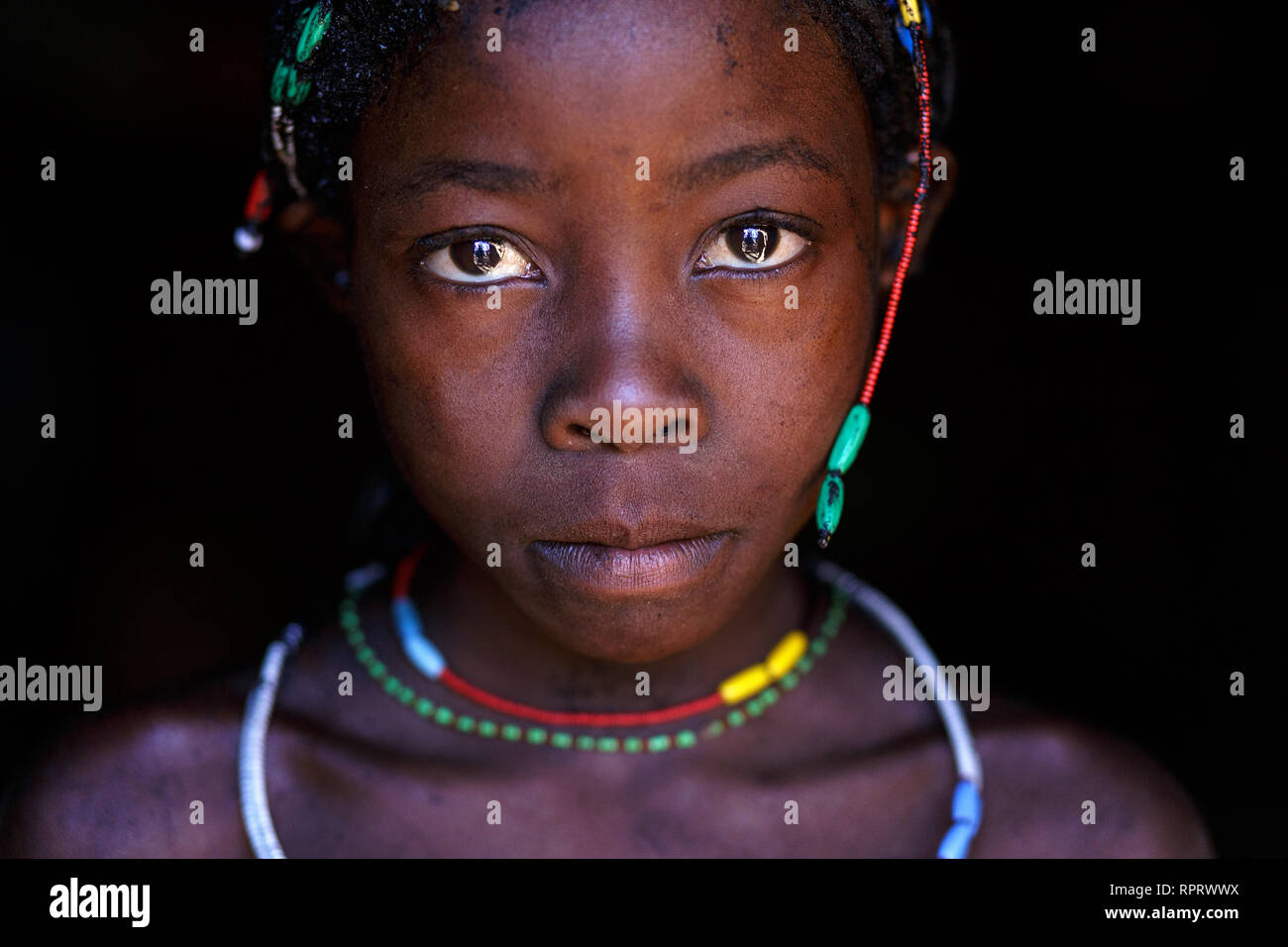 Porträt einer Hakaona (Zemba) Mädchen mit traditionellen Ornamenten und Frisur. Namibia, Afrika Stockfoto