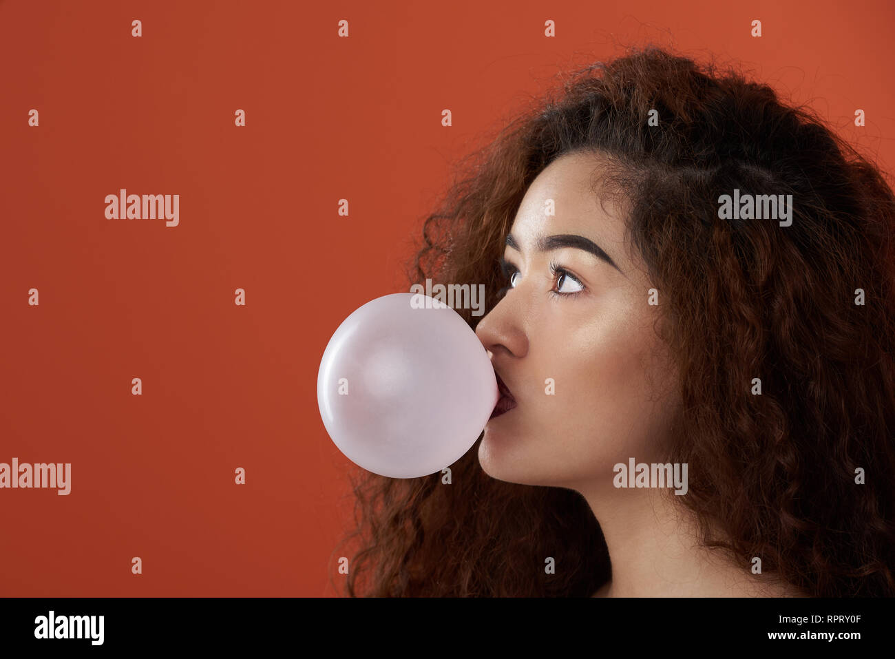 Brünette Frau schlag Bubble Gum ball Nahaufnahme Stockfoto