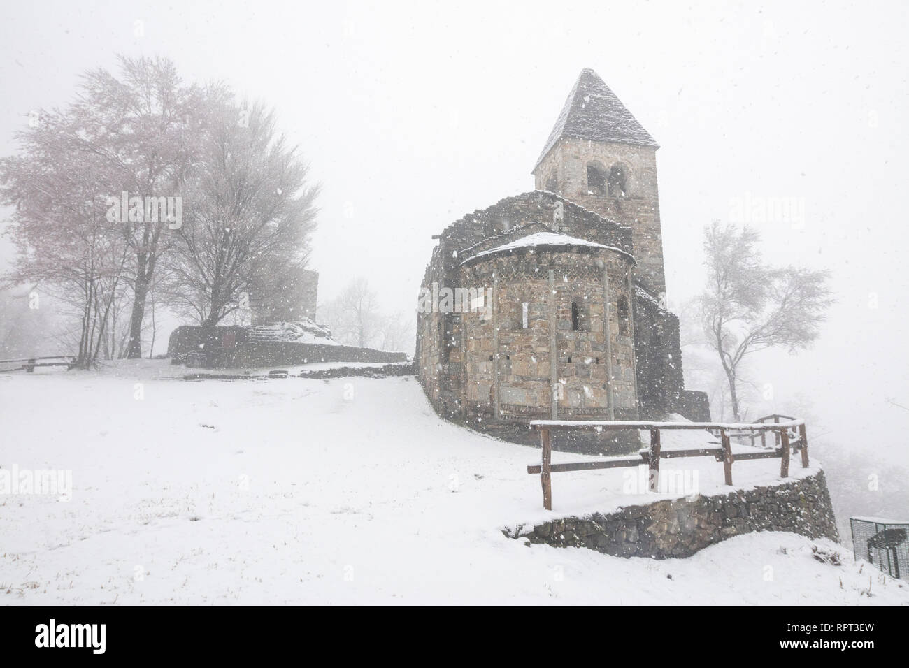 Abtei von San Pietro in Vallate während einem Schneefall, Piagno, Sondrio Provinz, Valtellina, Lombardei, Italien Stockfoto