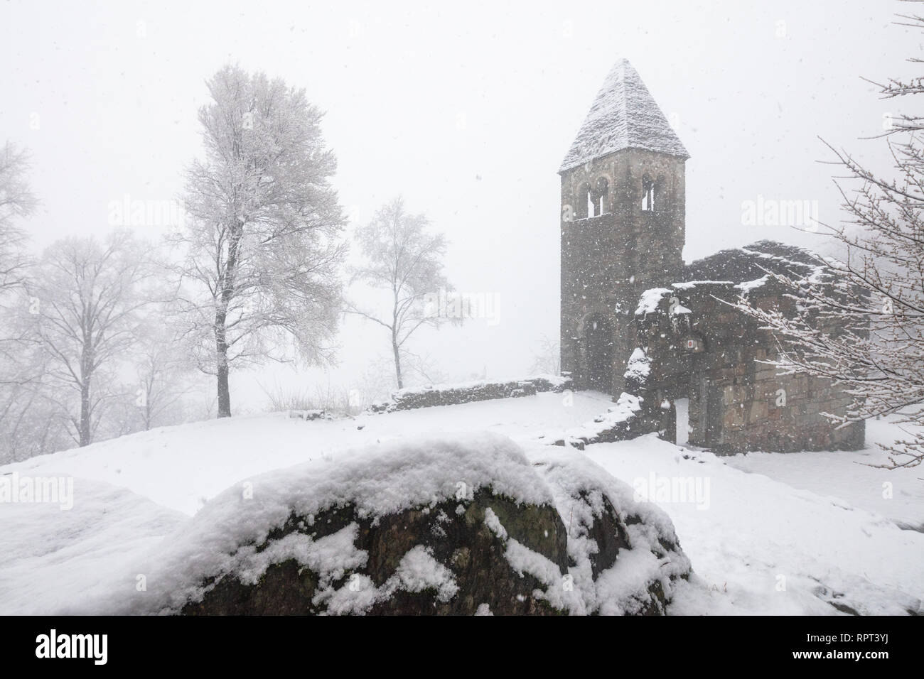 Abtei von San Pietro in Vallate während einem Schneefall, Piagno, Sondrio Provinz, Valtellina, Lombardei, Italien Stockfoto