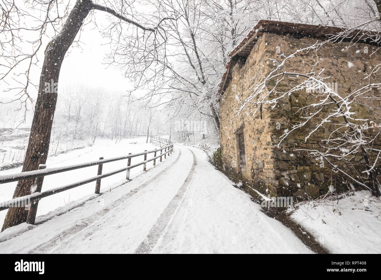Schnee auf dem Weg zur Abtei von San Pietro in Vallate, Piagno, Sondrio Provinz, Valtellina, Lombardei, Italien Stockfoto
