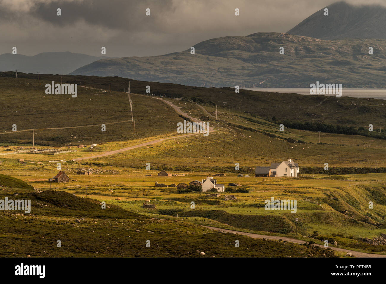 Typische Landschaft mit Häusern und Weiden auf der gälischen Halbinsel Applecross, Strathcarron, Innere Hebriden, Schottland, Großbritannien Stockfoto