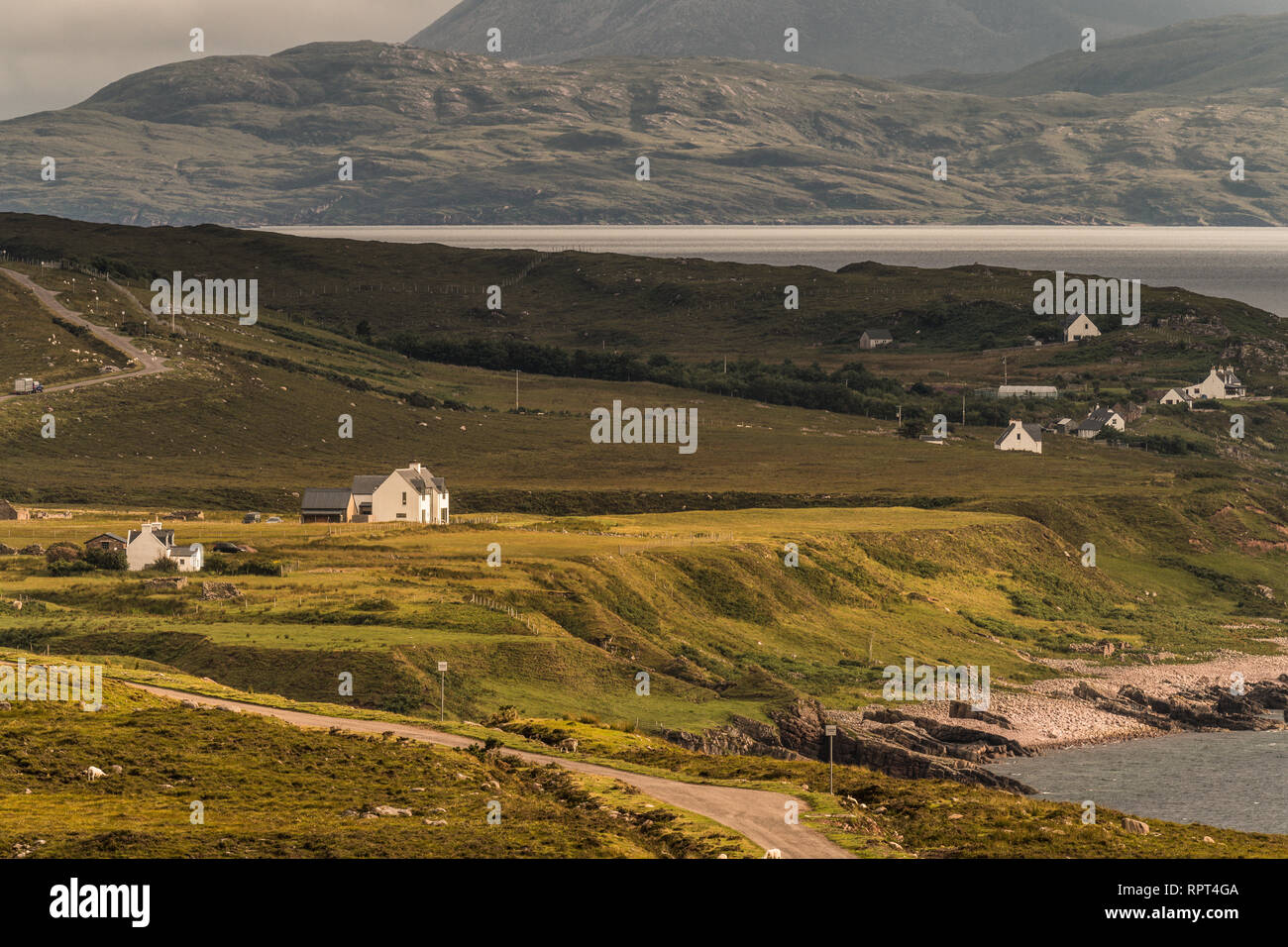 Typische Landschaft mit Häusern und Weiden auf der gälischen Halbinsel Applecross, Strathcarron, Innere Hebriden, Schottland, Großbritannien Stockfoto