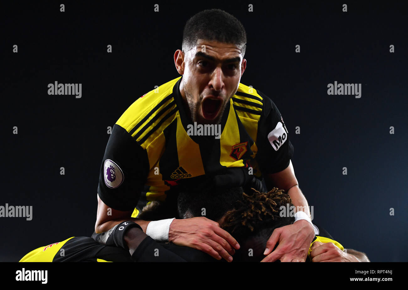 Die watford Troy Deeney (versteckte) feiert vierten Ziel seiner Seite des Spiels mit Teamkollegen während der Premier League Match in Cardiff City Stadium zählen. Stockfoto