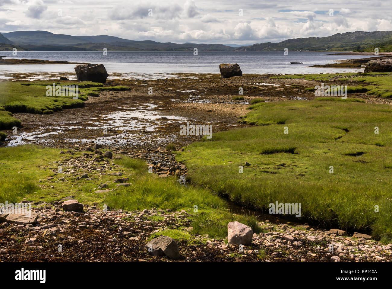 Typische Landschaft mit Küste und Weiden auf der gälischen Halbinsel Applecross, Strathcarron, Innere Hebriden, Schottland, Großbritannien Stockfoto