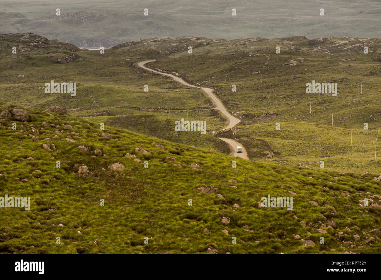 Typische Landschaft mit Straße und Weiden auf der gälischen Halbinsel Applecross, Strathcarron, Innere Hebriden, Schottland, Großbritannien Stockfoto