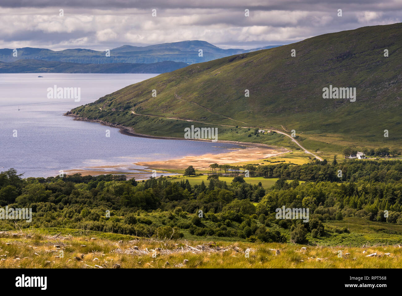 Typische Landschaft mit Coast, Häuser und Weiden auf der gälischen Halbinsel Applecross, Strathcarron, Innere Hebriden, Schottland, Großbritannien Stockfoto