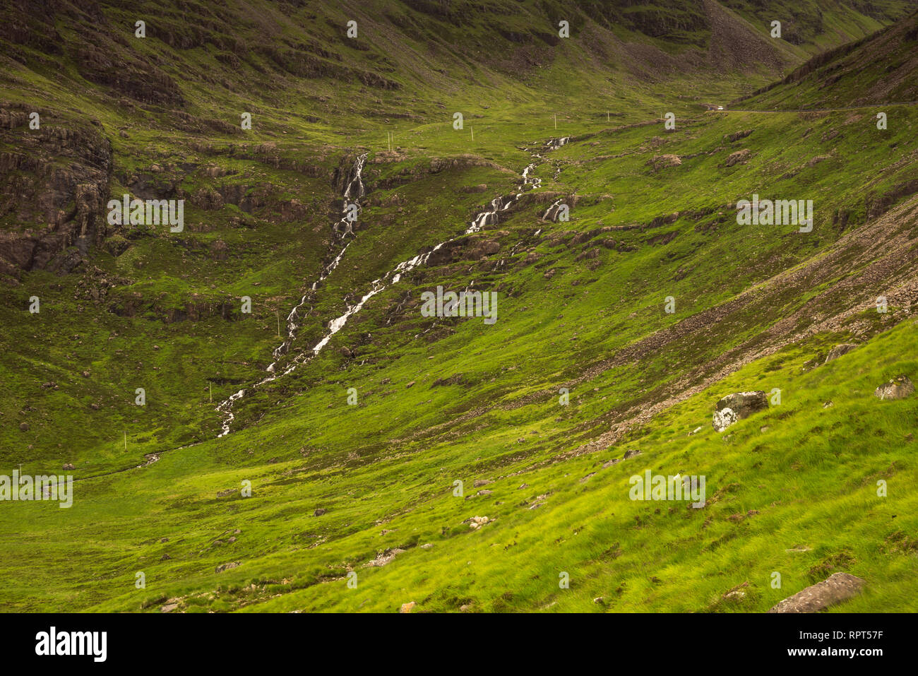 Typische Landschaft mit Wiesen auf die gälische Halbinsel Applecross, Strathcarron, Innere Hebriden, Schottland, Großbritannien Stockfoto