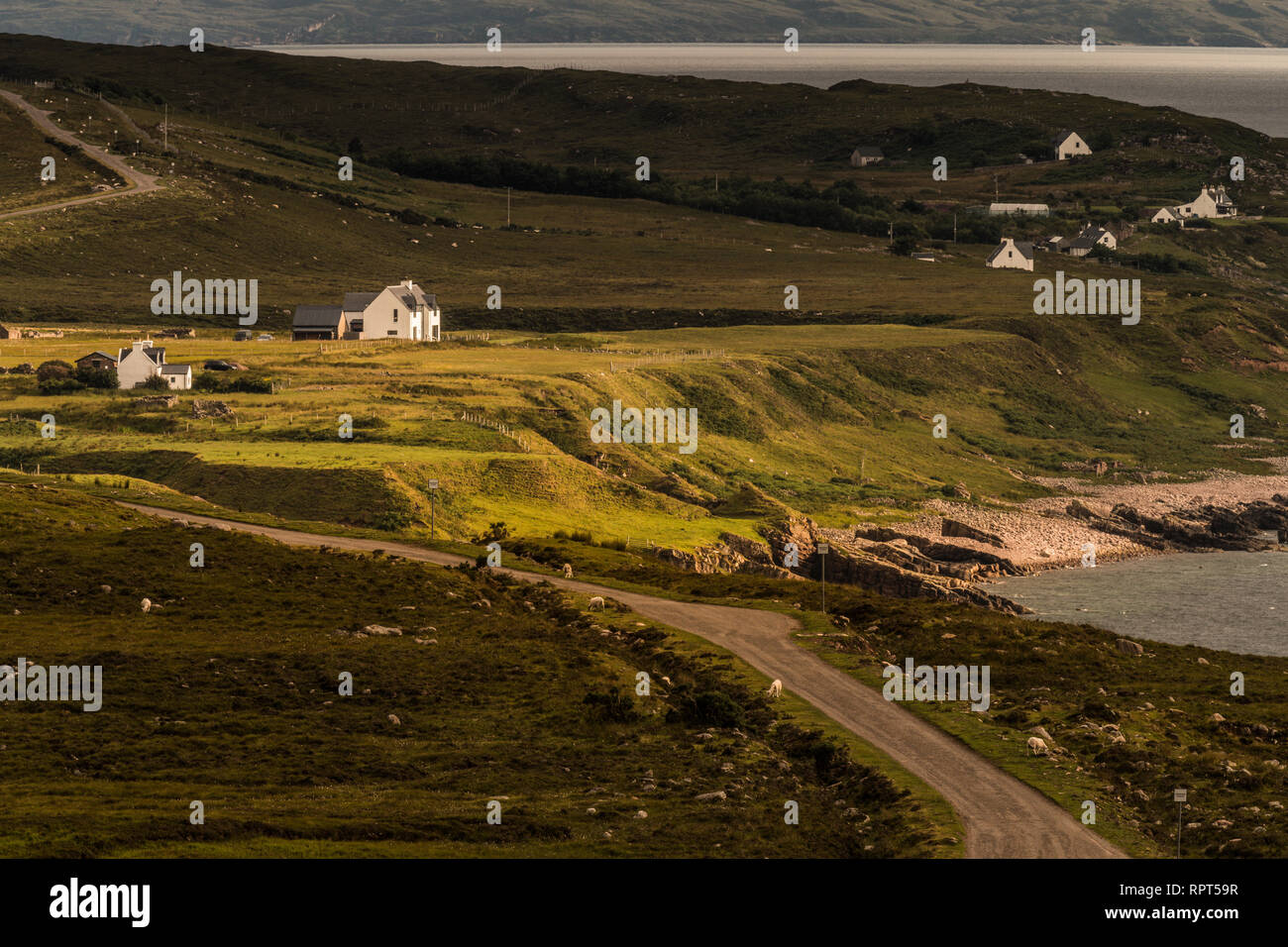 Typische Landschaft mit Coast, Häuser und Weiden auf der gälischen Halbinsel Applecross, Strathcarron, Innere Hebriden, Schottland, Großbritannien Stockfoto