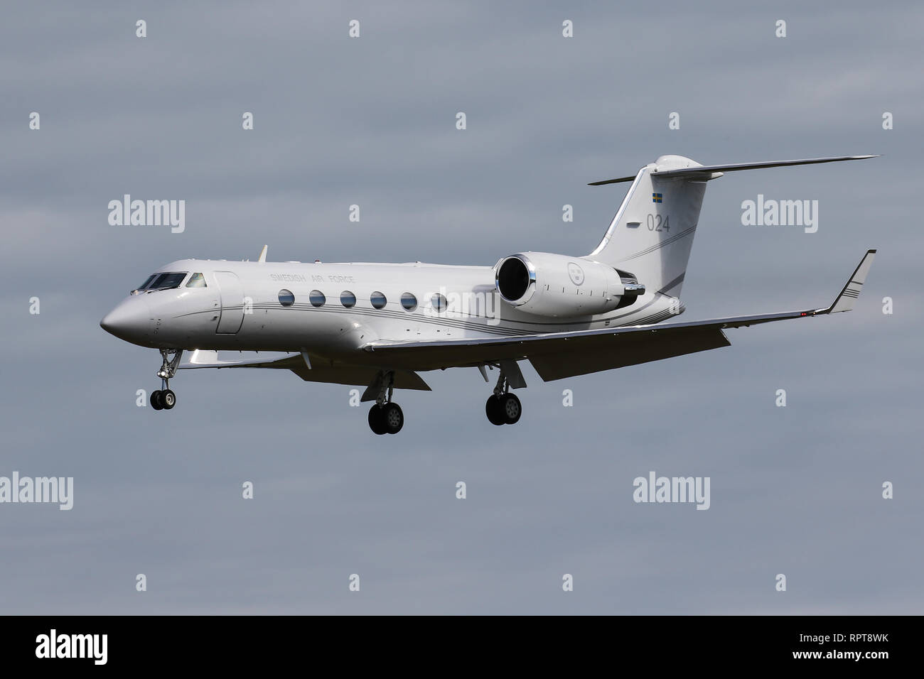 Eine Gulfstream GIV-SP (024), die von der Schwedischen Luftwaffe betrieben, landet am Flughafen Jersey Stockfoto