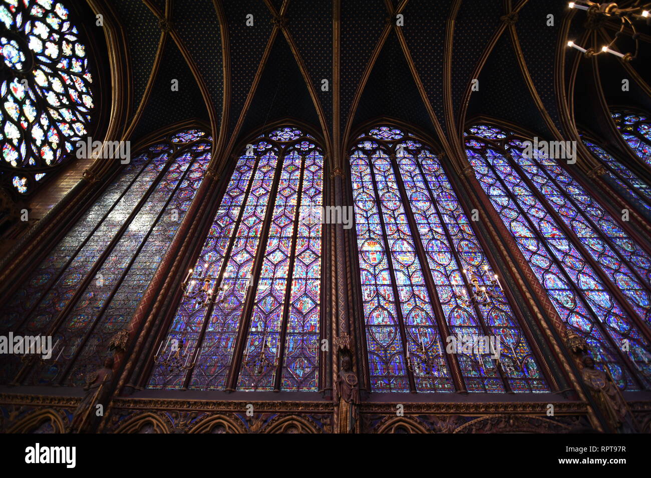 Die Sainte-Chapelle ist eine königliche Kapelle im gotischen Stil, in den mittelalterlichen Palais de la Cite, Paris, Frankreich. Stockfoto