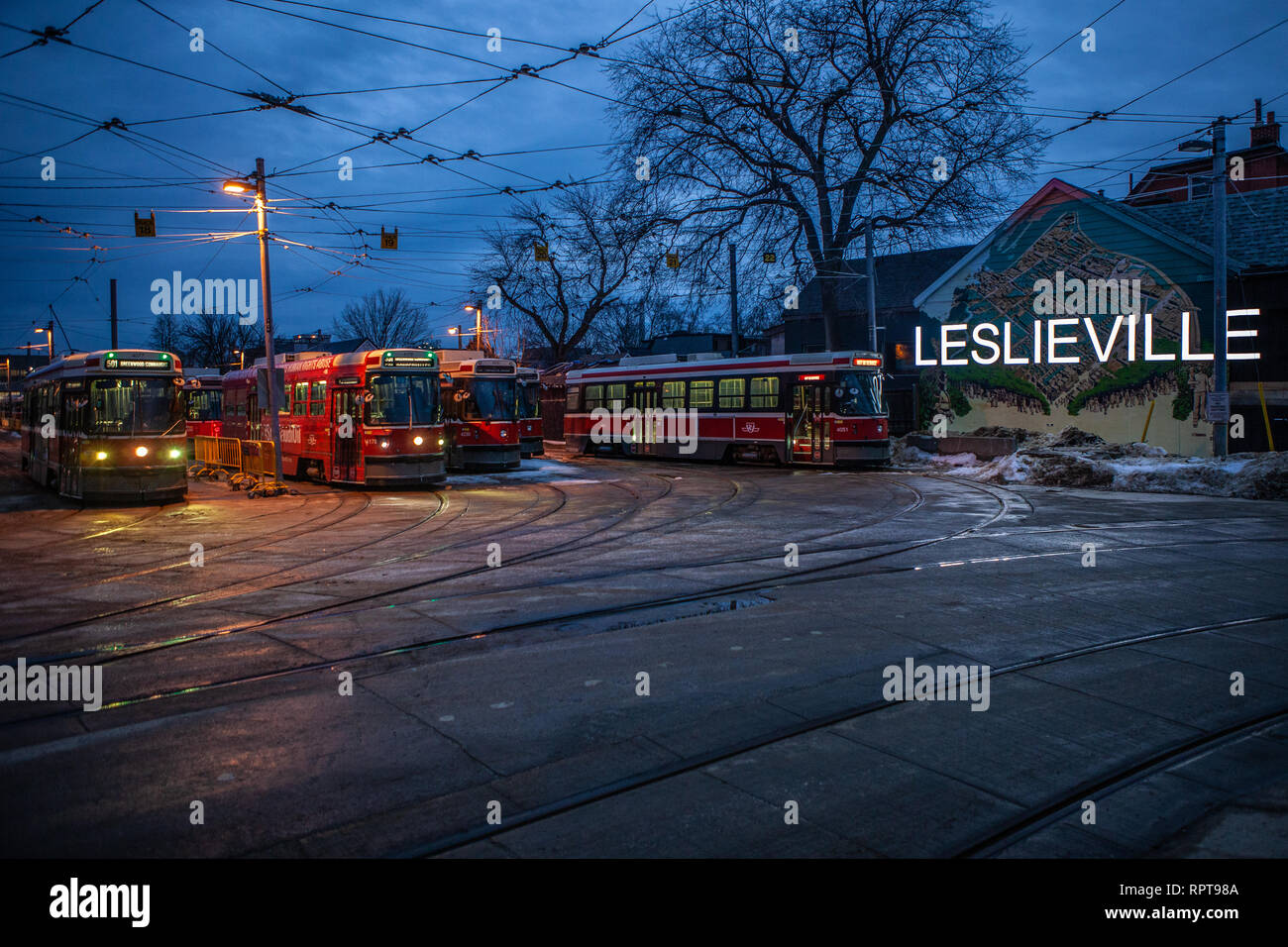 Klassische Straßenbahnen in der Innenstadt von Toronto, Lesliewille depo mit Blick auf der Oberleitung und Trolley Pole. Beschäftigt der städtischen Landschaft - Bild Stockfoto