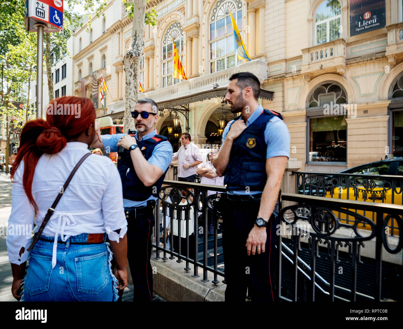 BARCELONA, SPANIEN - Jun 1, 2018: Polizisten helfen, Einheimische, Touristen und Menschen mit Richtung auf der berühmten Rambla dels Estudis Straße Stockfoto