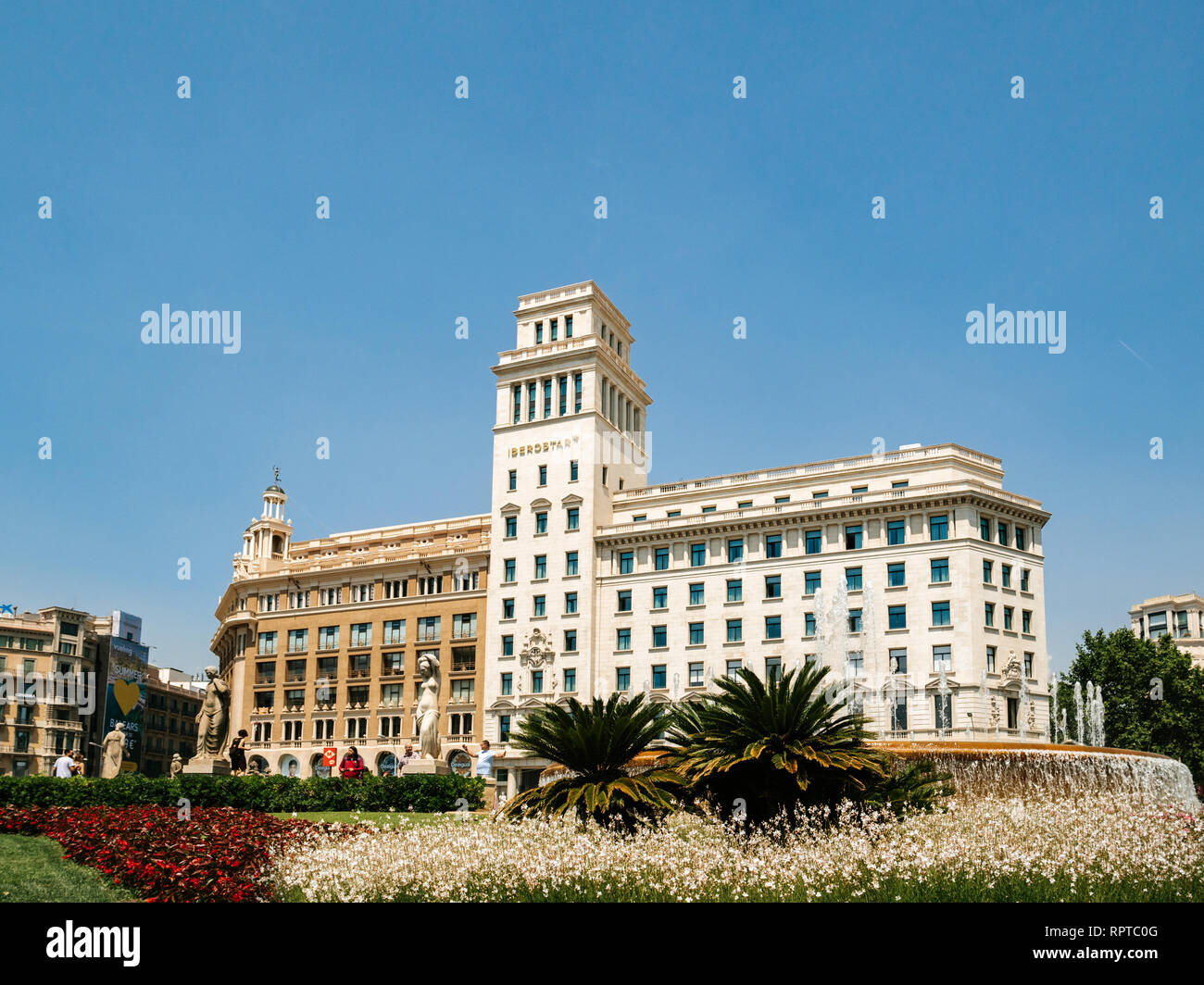 BARCELONA, SPANIEN - Jun 1, 2018: Placa Rambla Catalunya mit majestätischen Iberostar Hotel und Brunnen - weitwinkelaufnahme der Europäischen Stadt warmen filmische Farbe Stockfoto