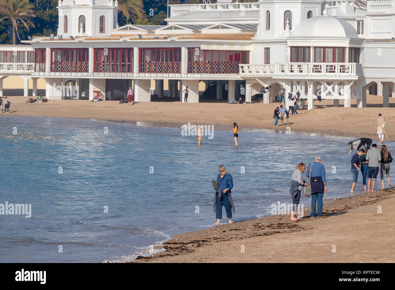 Cadiz, Spanien - Februar 9, 2019: Menschen auf den Strand von La Caleta an einem sonnigen Wintertag, einer der beliebtesten Strände in Cadiz, Andalusien, Spanien Stockfoto