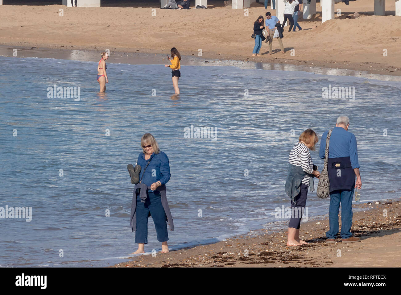 Cadiz, Spanien - Februar 9, 2019: Menschen auf den Strand von La Caleta an einem sonnigen Wintertag, einer der beliebtesten Strände in Cadiz, Andalusien, Spanien Stockfoto