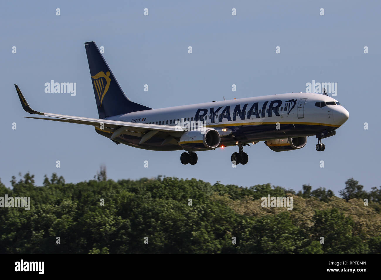 Eine Boeing 737-800, betrieben von Ryanair landet auf dem Flughafen Poznan-Lawica in Polen Stockfoto