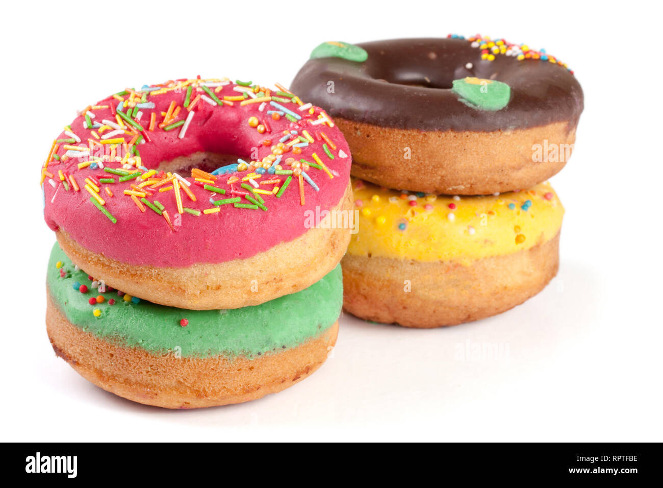 Stapel der glasierten Krapfen auf weißem Hintergrund Stockfoto