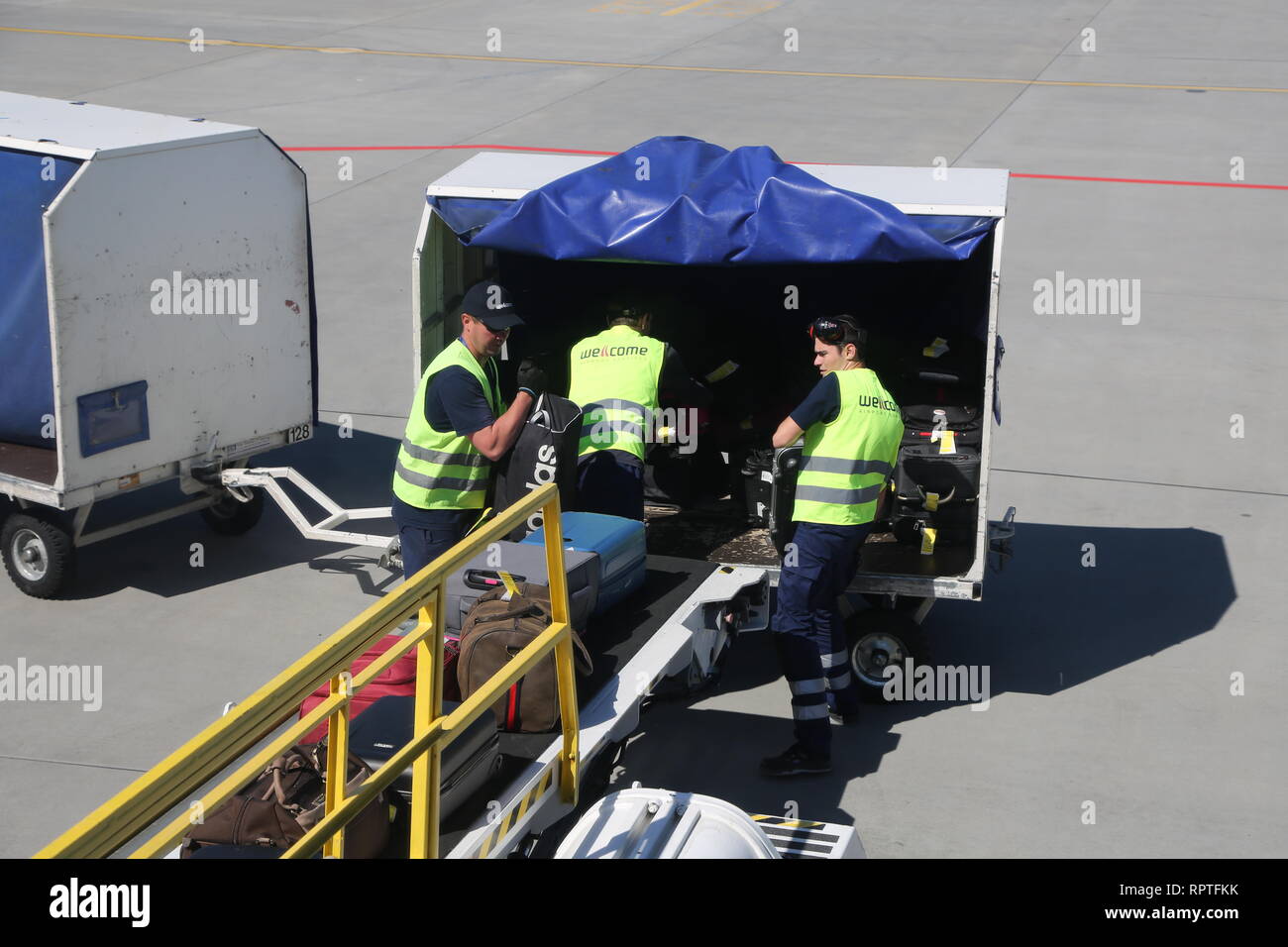 Gepäckabfertigung in Posen Flughafen Lawica Ort Beutel arbeiten auf das Transportband Laden einer Ryanair Boeing 737. Stockfoto