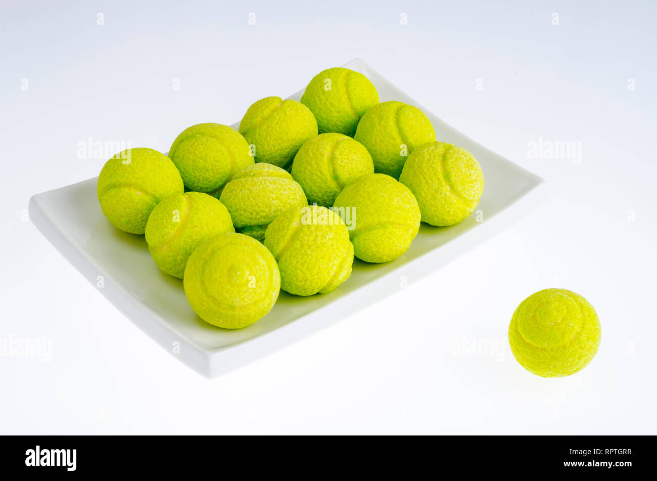 Bonbons Kaugummi Kugeln in Form von Tennisbällen. Studio Foto Stockfoto