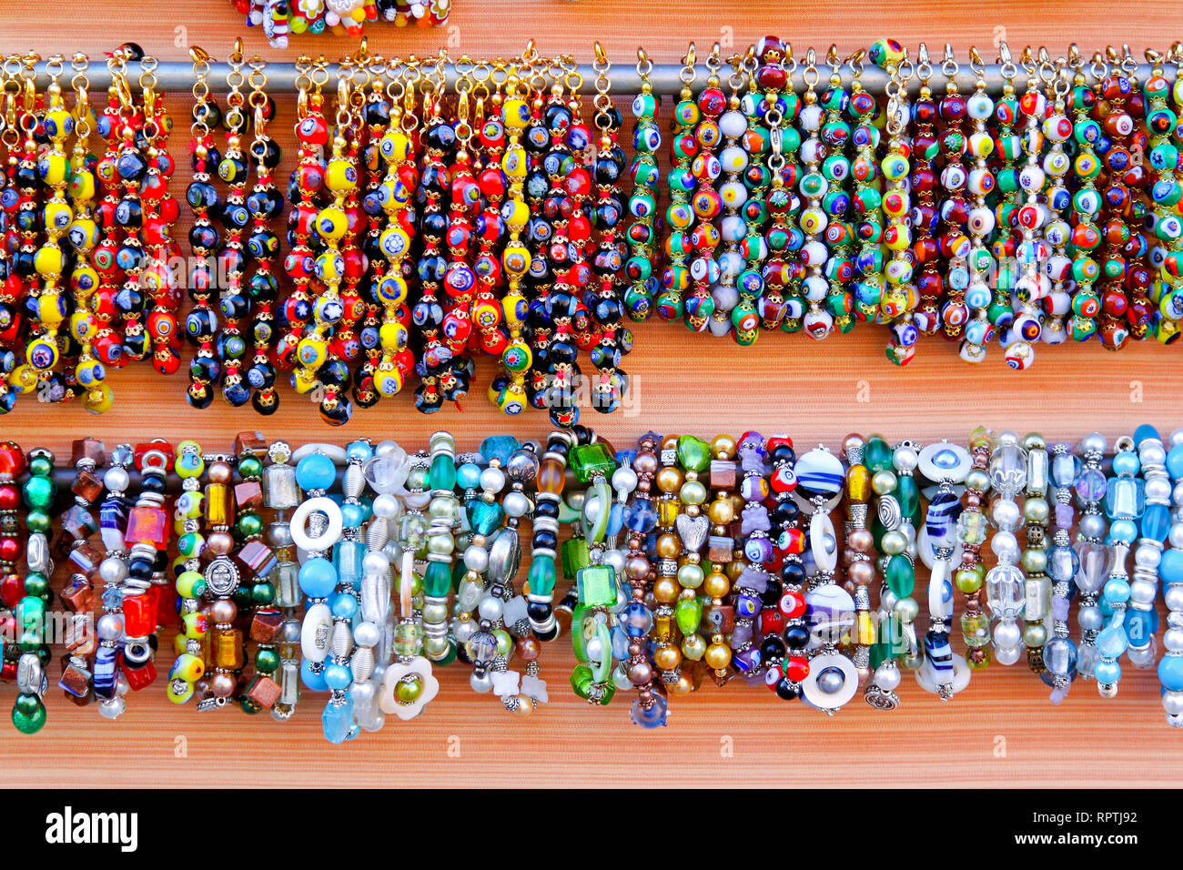 Reihe von Halsketten und Armbänder aus Murano Glas Stockfoto