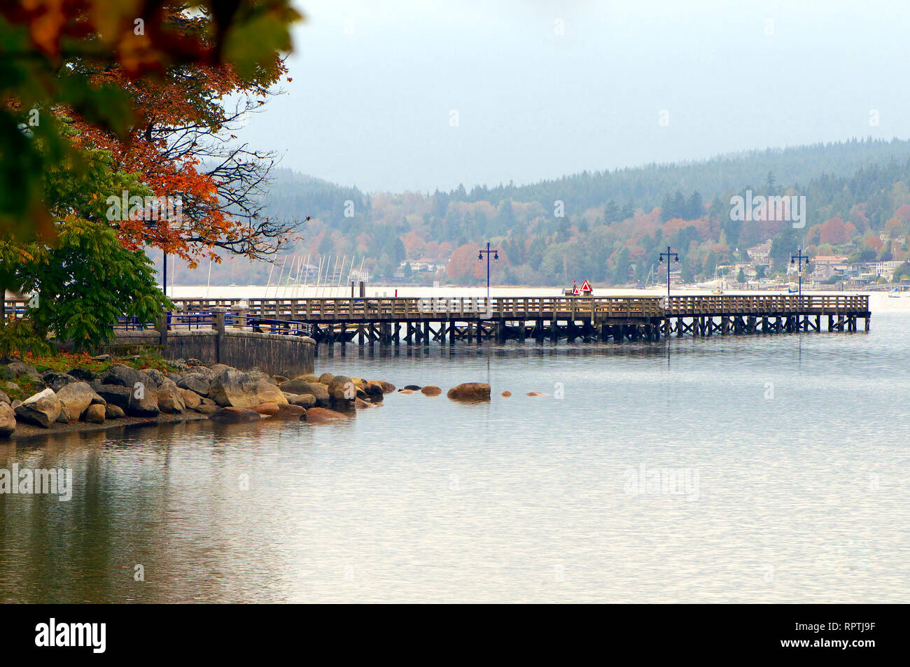 Einen malerischen Blick auf Rocky Point pier Hinausragende in Burrard Inlet mit Herbstfarben. Stockfoto