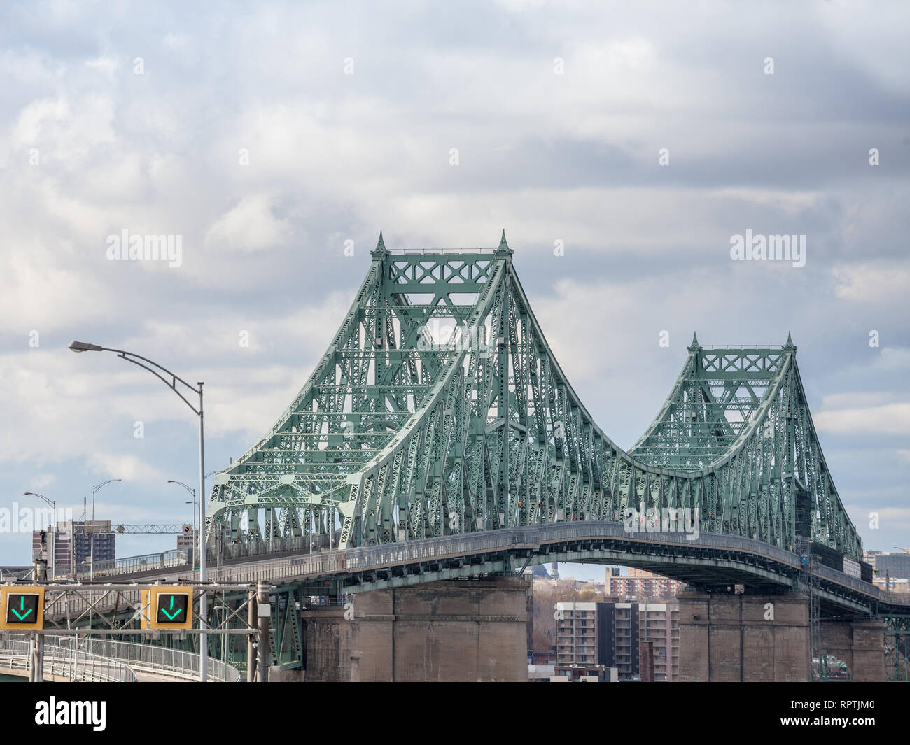 Pont Jacques Cartier Brücke in Longueuil in Richtung Montreal, Quebec, Kanada, während einem bewölkten Nachmittag. Auf dem Sankt-Lorenz-Strom Stockfoto