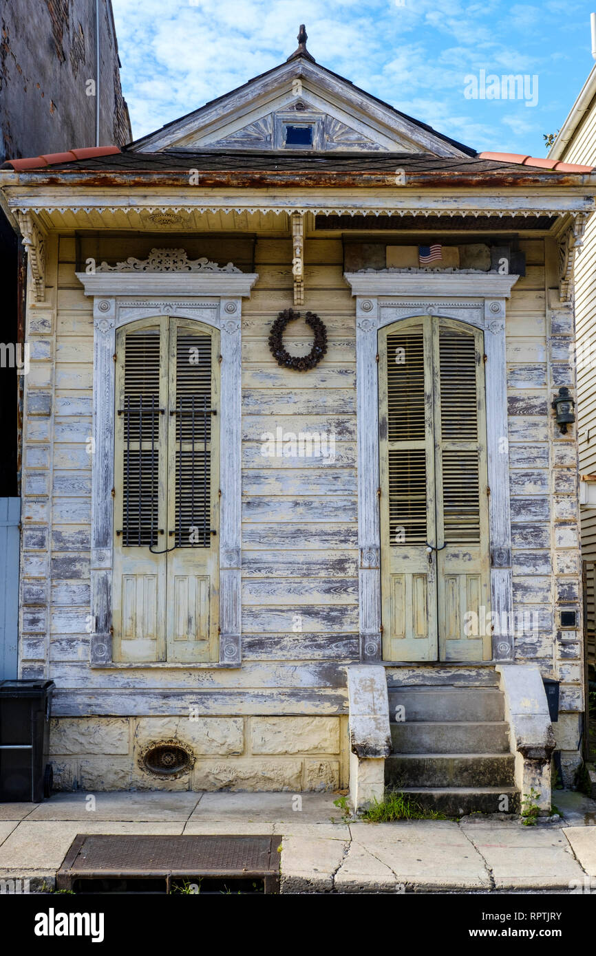 Fassade eines alten Schrotflinte Haus in disrepair, heruntergekommen Haus, in der Innenstadt von New Orleans, New Orleans French Quarter, New Orleans, Louisiana, USA Stockfoto