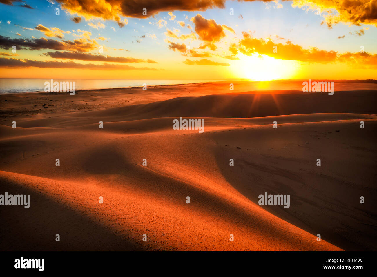 Strahlen Der Sonne Uber Horizont Bei Sonnenuntergang In Den Trockenen Wuste Sand Dunen Von Stockton Strand Auf Der Australischen Pazifikkuste Mit Warmen Sonnenlicht Casting Schattierungen Zwischen S Stockfotografie Alamy