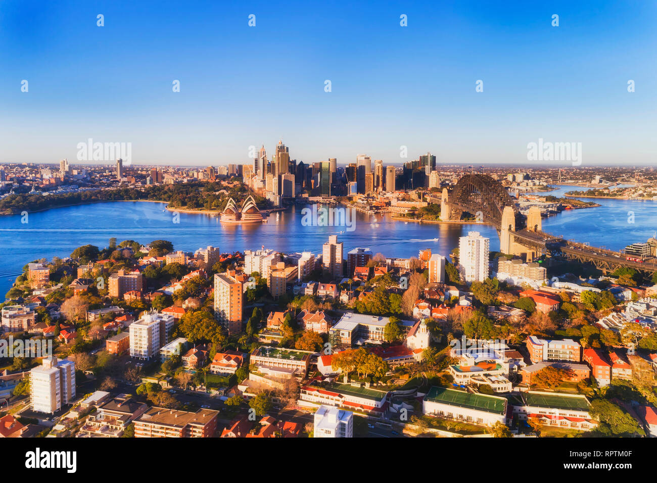Dicht bebauten Lower North shore Vorort in Sydney über den Hafen von größeren Stadt CBD Wahrzeichen von der Sydney Harbour Bridge verbunden. Stockfoto