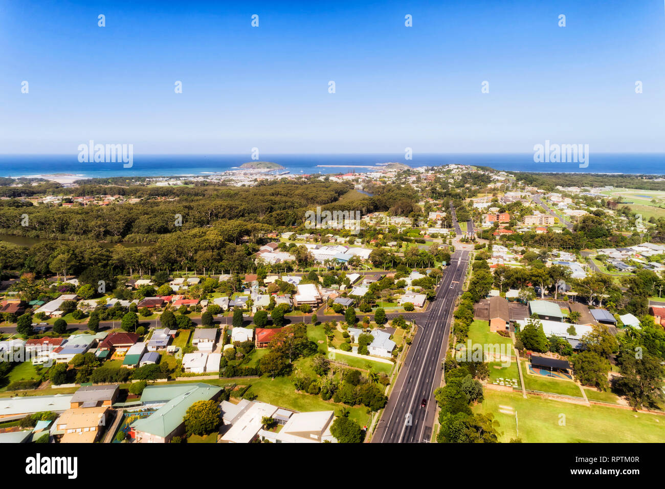 Luftaufnahme über lokale regionale Stadt Coffs Harbour auf Australischen mittleren Nordküste von NSW in Richtung Pazifik Waterfront über lokalen Vororte, Straße Stockfoto