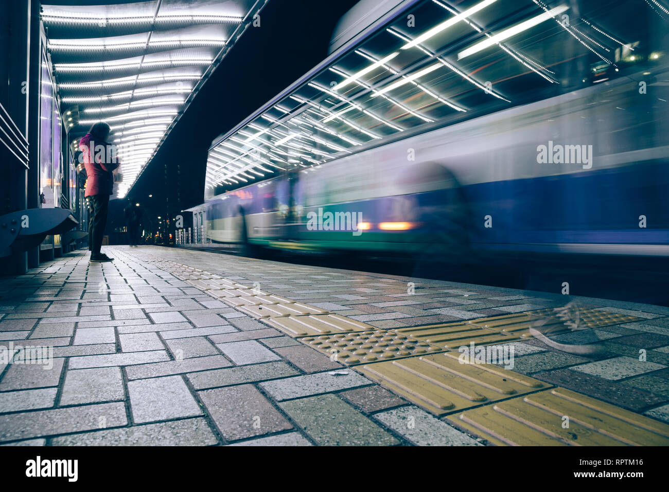 Moderne bus-Stop an koreanische Nacht Stadt Stockfoto