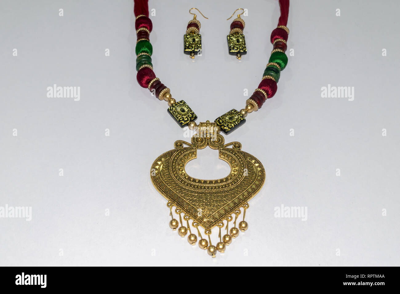 Hausgemachten indischen Künstliche designer Seide Kopf Kette oder Maang Tikka oder Klassisches Armband mit Ohrringe Sammlung. Mehrfarbige Mode Schmuck Stockfoto