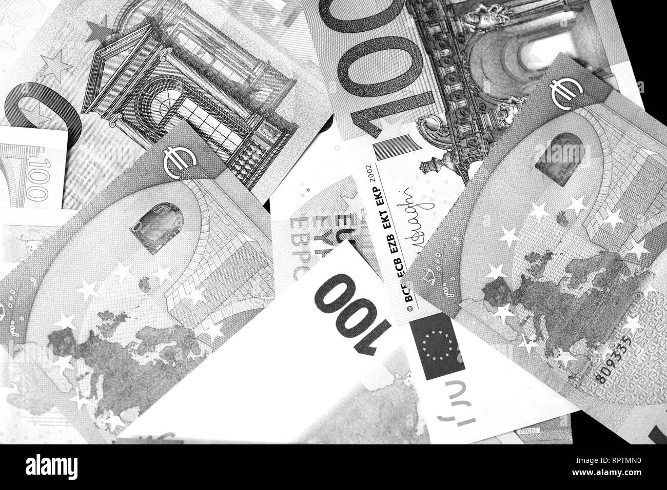 Hundert und fünfzig Euro Banknoten in der Nähe bis in Schwarz-weiß Stil Stockfoto