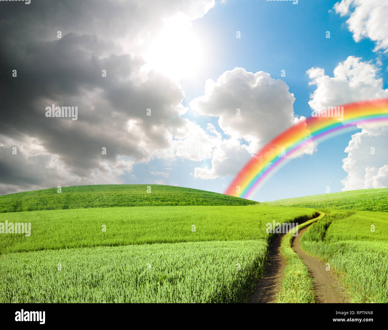 Dunkle stürmische Wolken und Sonne mit Regenbogen, Moody wetter landschaft Stockfoto