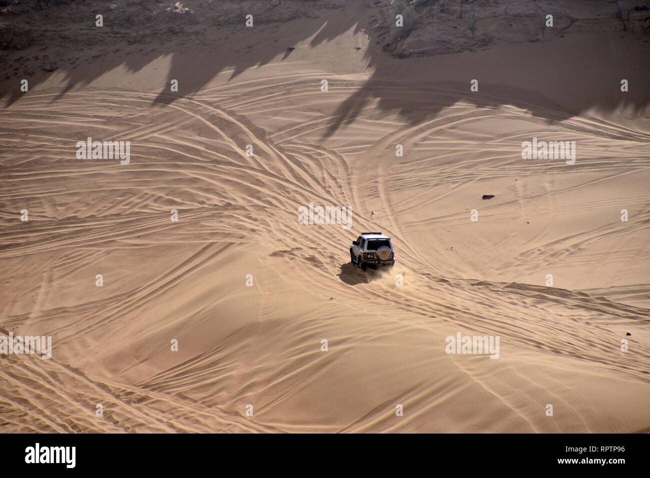 Um Rosa Rock, Sharjah, Vereinigte Arabische Emirate, 22. Februar 2019, Off-roading ist eine der größten Attraktionen in Vereinigte Arabische Emirate und Rosa Rock ist Stockfoto