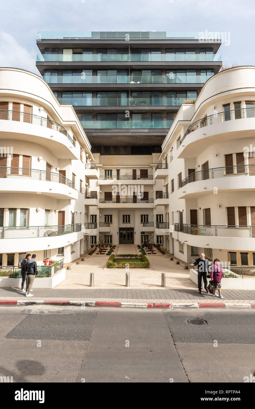 Israel, Tel Aviv-Yafo - 15. Februar 2019: Hayarkon 96 Bauhaus Gebäude mit 6 Etagen, Bar Orian Architekten entworfen wurde erweitert Stockfoto