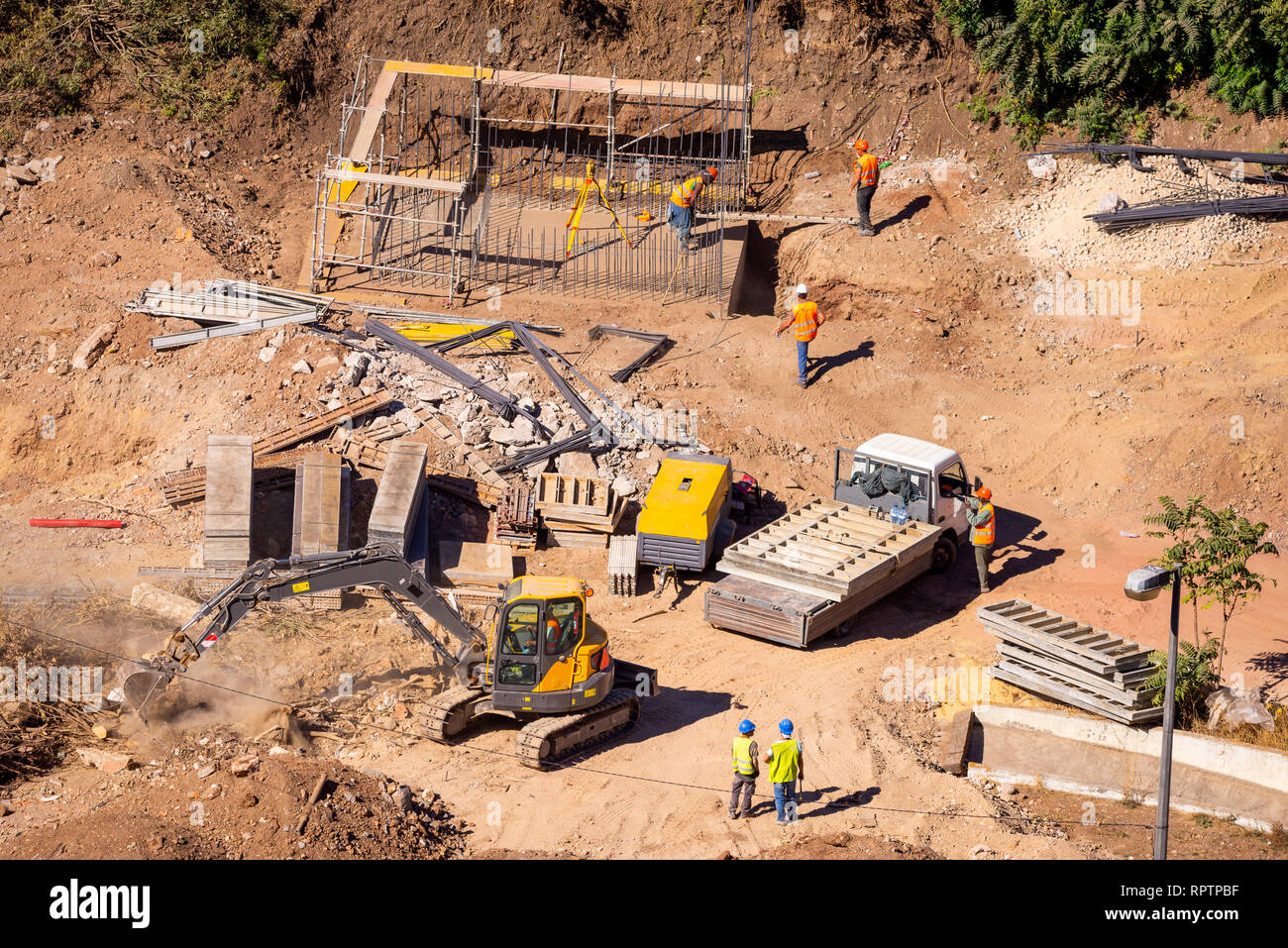 Baustelle Arbeitnehmer mit Maschinen - Antenne - Ansicht von oben. Stockfoto