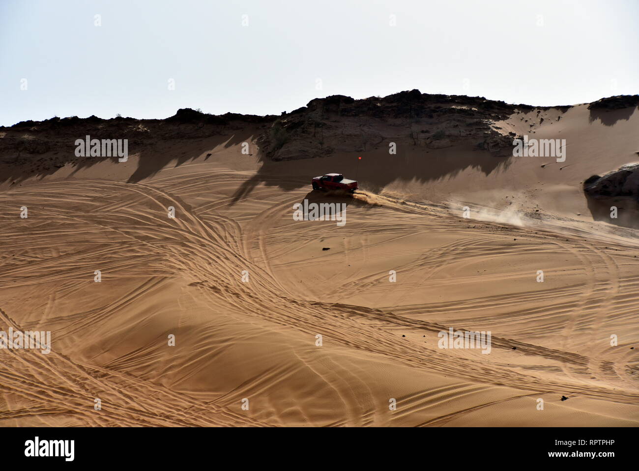 Um Rosa Rock, Sharjah, Vereinigte Arabische Emirate, 22. Februar 2019, Off-roading ist eine der größten Attraktionen in Vereinigte Arabische Emirate und Rosa Rock ist Stockfoto